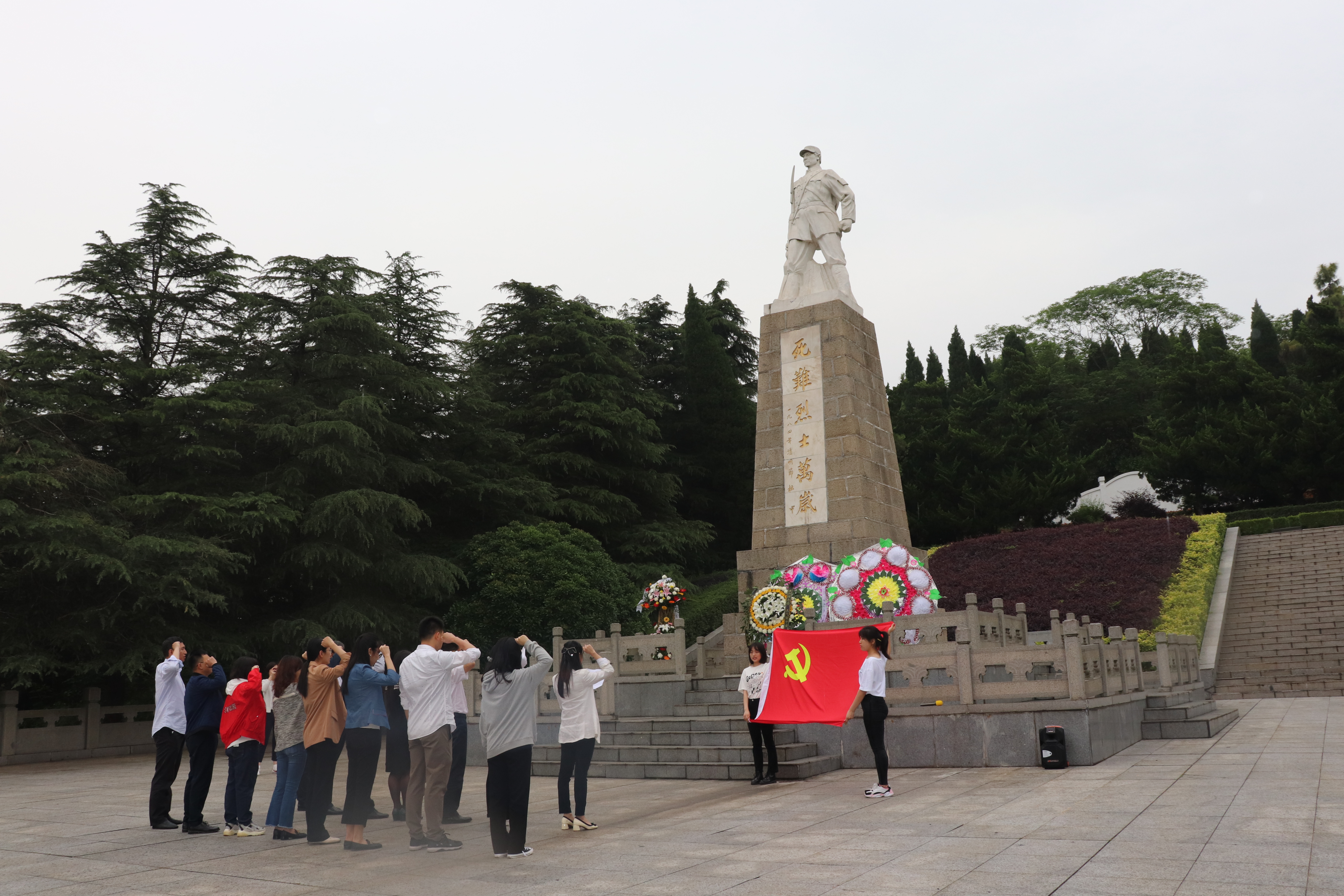 全体党员前往桂子山烈士陵园祭奠烈士