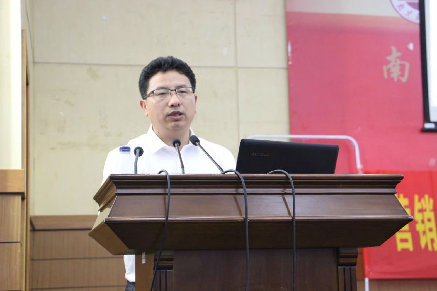 市场营销系主任陈效林为同学们讲授职场礼仪营销与物